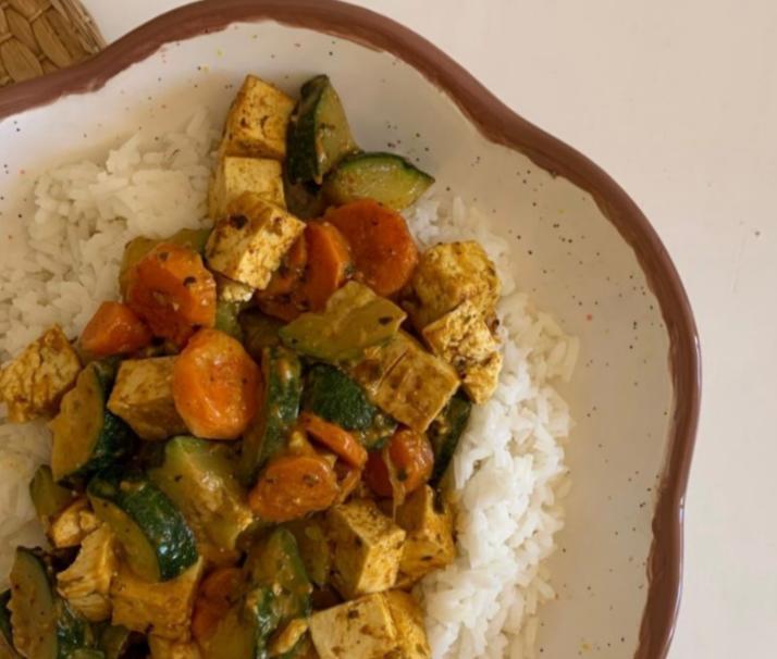 Ensalada templada de arroz, verduras y tofu